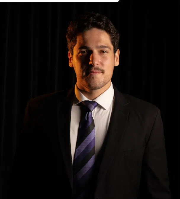 Retrato corporativo do sócio Arthur em terno e gravata listrada.