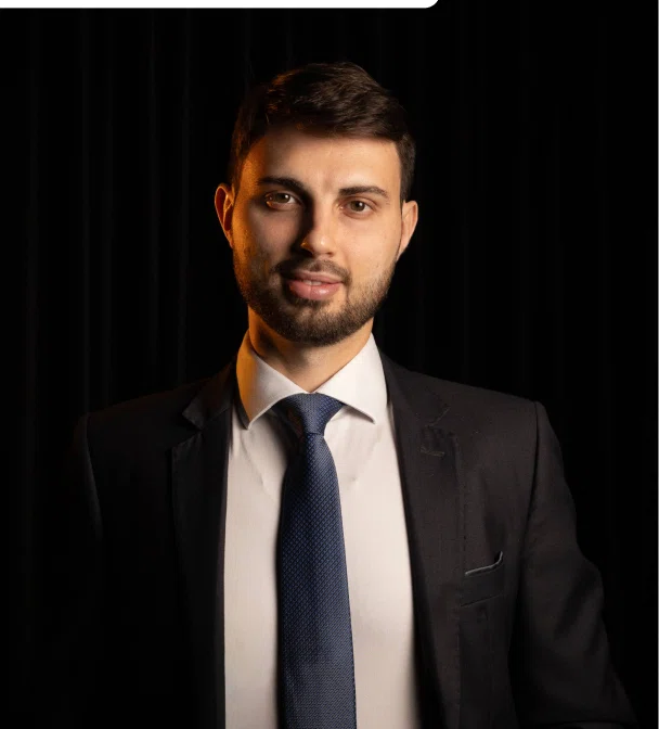 Retrato corporativo do sócio Marcelo em terno e gravata azul.